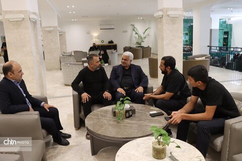 استقبال گرم دبیر اجرایی خدمات سفر خراسان رضوی از زائران ازبکستانی در بازگشت اربعین حسینی