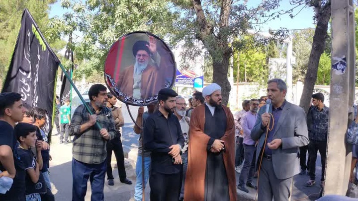 کاروان زائران پیاده مهدیه کاشمر با بدرقه و همراهی فرماندار عازم مشهد شد