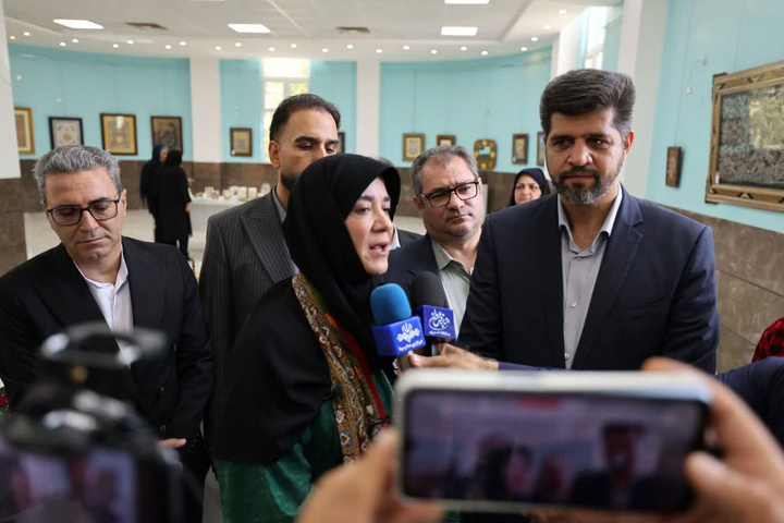 سهم زنان در تولیدات صنایع‌دستی شهرستان لنجان قابل‌توجه است