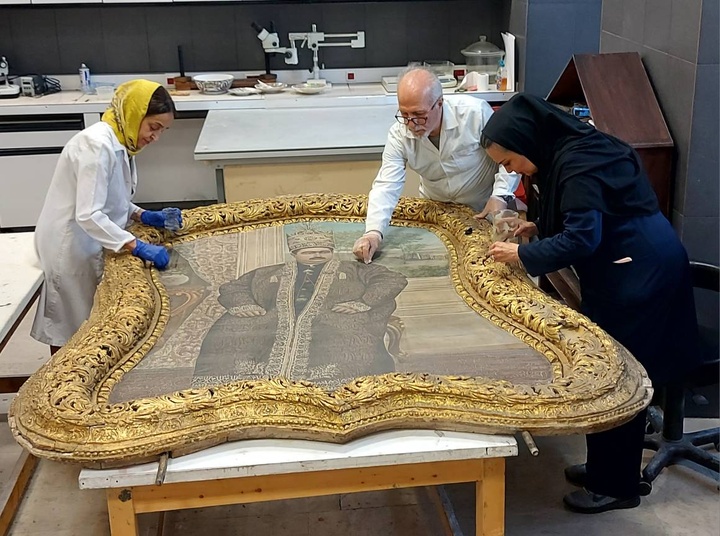 مرمت یکی از نقاشی‌های شاخص رنگ‌روغن تصویر محمدعلی‌شاه قاجار در کاخ گلستان