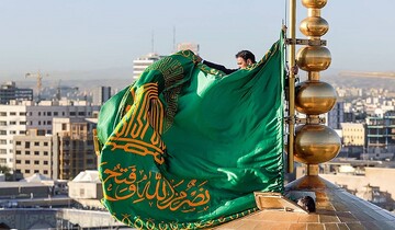 هم زمان با سوم ربیع، پرچم گنبد مطهر رضوی تعویض شد
