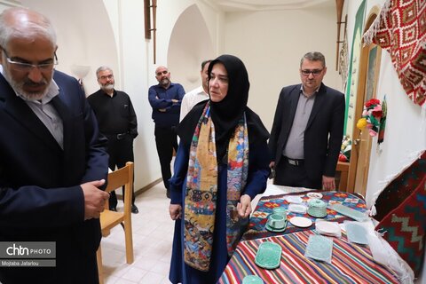 بازدید معاون صنایع‌دستی و هنرهای سنتی کشور از نمایشگاه صنایع‌دستی در چلبی اوغلو