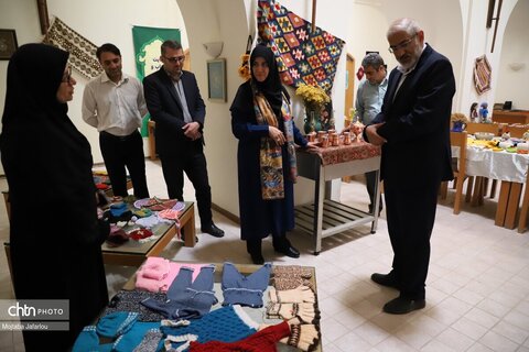 بازدید معاون صنایع‌دستی و هنرهای سنتی کشور از نمایشگاه صنایع‌دستی در چلبی اوغلو