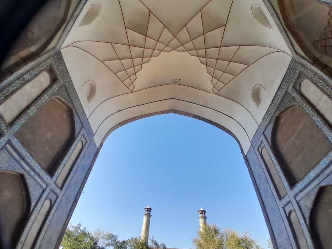 جمع‌آوری داربست‌های ایوان جنوبی مسجد جامع عتیق پس از حدود ۱۵ سال/ پایان یک پروژه