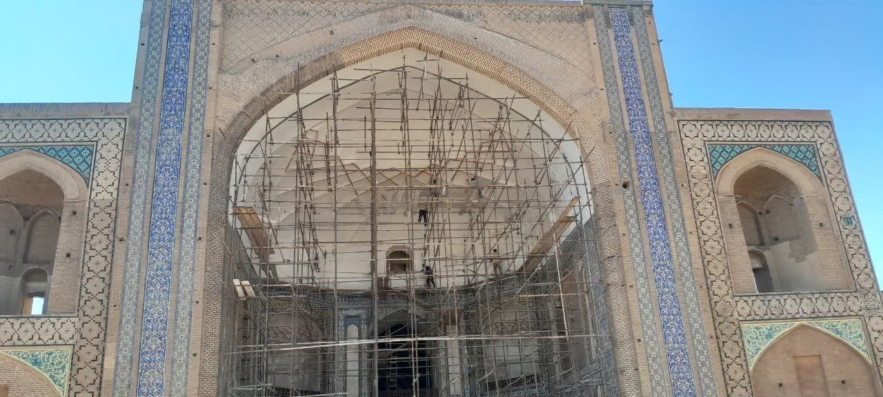 جمع‌آوری داربست‌های ایوان جنوبی مسجد جامع عتیق پس از حدود ۱۵ سال/ پایان یک پروژه