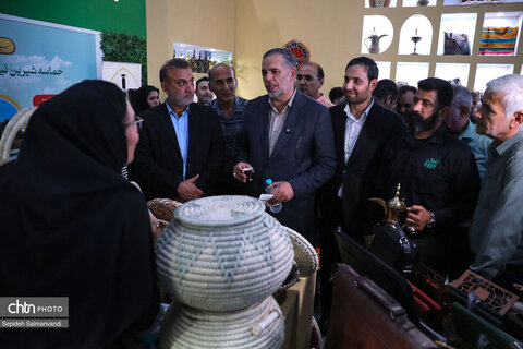 بازدید جمعی از مسئولان خوزستان از غرفه اداره‌کل میراث‌فرهنگی استان در نمایشگاه دستاوردهای دولت