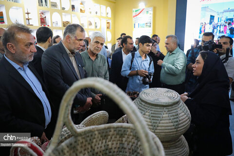 بازدید جمعی از مسئولان خوزستان از غرفه اداره‌کل میراث‌فرهنگی استان در نمایشگاه دستاوردهای دولت