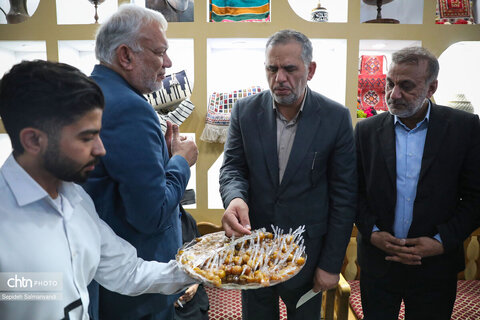 بازدید جمعی از مسئولان خوزستان از غرفه اداره‌کل میراث‌فرهنگی استان در نمایشگاه دستاوردهای دولت