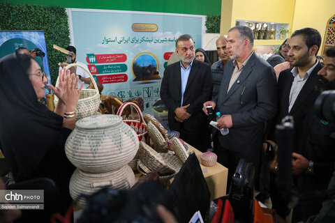 بازدید جمعی از مسئولان خوزستان از غرفه اداره‌کل میراث‌فرهنگی استان در نمایشگاه دستاوردهای دولت