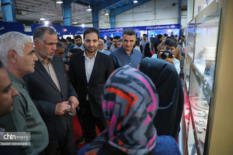 بازدید جمعی از مسئولان خوزستان از غرفه اداره‌کل میراث‌فرهنگی استان در نمایشگاه دستاوردهای دولت