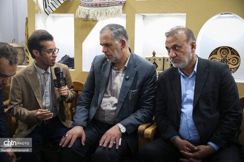 بازدید جمعی از مسئولان خوزستان از غرفه اداره‌کل میراث‌فرهنگی استان در نمایشگاه دستاوردهای دولت