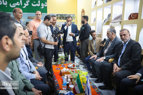 بازدید جمعی از مسئولان خوزستان از غرفه اداره‌کل میراث‌فرهنگی استان در نمایشگاه دستاوردهای دولت