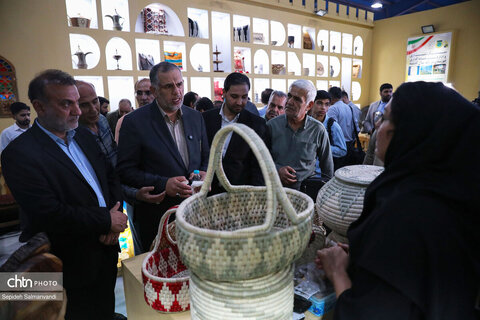 بازدید جمعی از مسئولان خوزستان از غرفه اداره‌کل میراث‌فرهنگی استان در نمایشگاه دستاوردهای دولت
