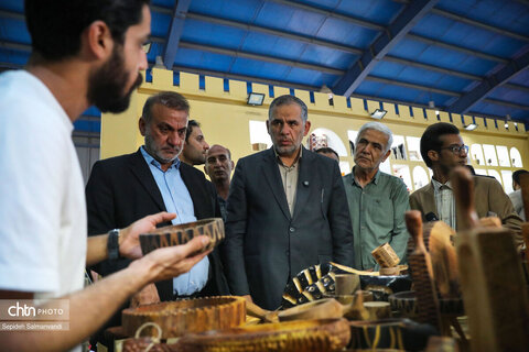 بازدید جمعی از مسئولان خوزستان از غرفه اداره‌کل میراث‌فرهنگی استان در نمایشگاه دستاوردهای دولت