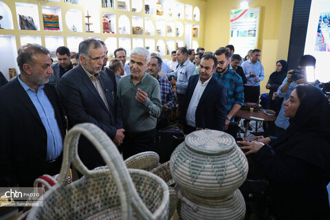 بازدید جمعی از مسئولان خوزستان از غرفه اداره‌کل میراث‌فرهنگی استان در نمایشگاه دستاوردهای دولت