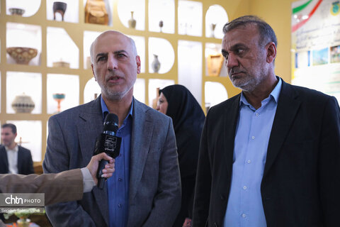 بازدید جمعی از مسئولان خوزستان از غرفه اداره‌کل میراث‌فرهنگی استان در نمایشگاه دستاوردهای دولت
