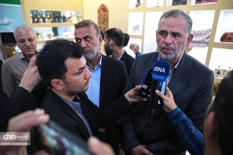 بازدید جمعی از مسئولان خوزستان از غرفه اداره‌کل میراث‌فرهنگی استان در نمایشگاه دستاوردهای دولت