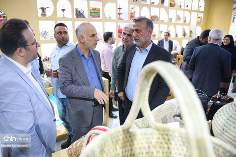 بازدید جمعی از مسئولان خوزستان از غرفه اداره‌کل میراث‌فرهنگی استان در نمایشگاه دستاوردهای دولت