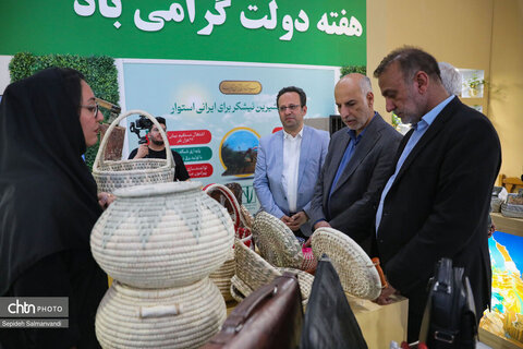 بازدید جمعی از مسئولان خوزستان از غرفه اداره‌کل میراث‌فرهنگی استان در نمایشگاه دستاوردهای دولت