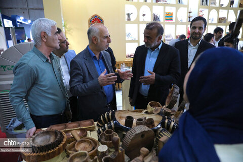 بازدید جمعی از مسئولان خوزستان از غرفه اداره‌کل میراث‌فرهنگی استان در نمایشگاه دستاوردهای دولت
