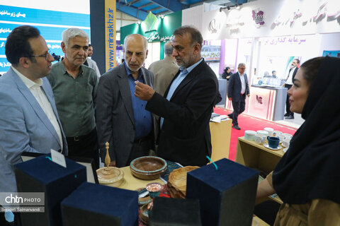 بازدید جمعی از مسئولان خوزستان از غرفه اداره‌کل میراث‌فرهنگی استان در نمایشگاه دستاوردهای دولت