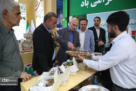 بازدید جمعی از مسئولان خوزستان از غرفه اداره‌کل میراث‌فرهنگی استان در نمایشگاه دستاوردهای دولت