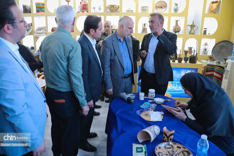 بازدید جمعی از مسئولان خوزستان از غرفه اداره‌کل میراث‌فرهنگی استان در نمایشگاه دستاوردهای دولت