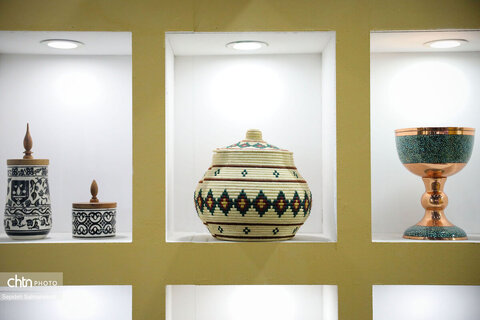 استقبال پرشور از غرفه میراث‌فرهنگی خوزستان در سومین شب از نمایشگاه دستاوردهای دولت