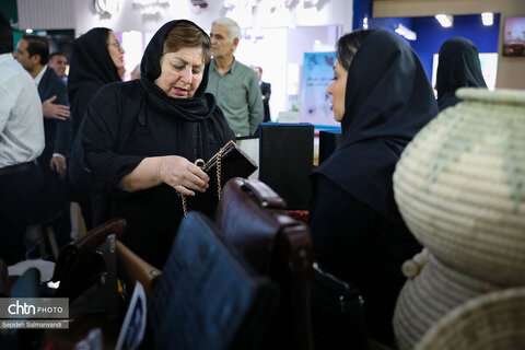 استقبال پرشور از غرفه میراث‌فرهنگی خوزستان در سومین شب از نمایشگاه دستاوردهای دولت