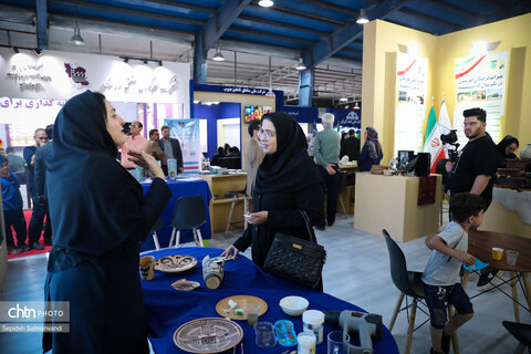 استقبال پرشور از غرفه میراث‌فرهنگی خوزستان در سومین شب از نمایشگاه دستاوردهای دولت