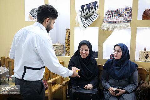 استقبال پرشور از غرفه میراث‌فرهنگی خوزستان در سومین شب از نمایشگاه دستاوردهای دولت