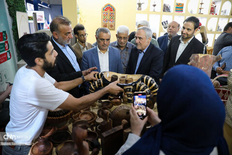استقبال پرشور از غرفه میراث‌فرهنگی خوزستان در سومین شب از نمایشگاه دستاوردهای دولت