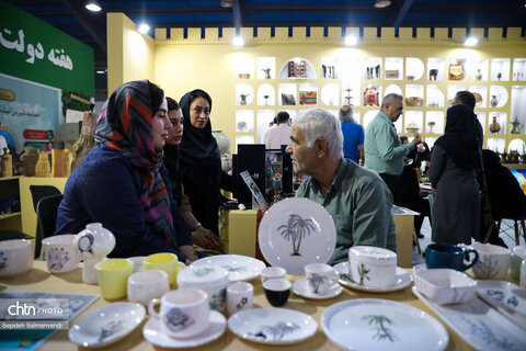 استقبال پرشور از غرفه میراث‌فرهنگی خوزستان در سومین شب از نمایشگاه دستاوردهای دولت