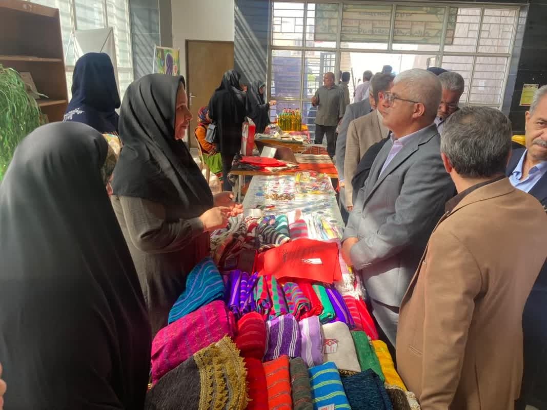 بازدید معاون استاندار گلستان از نمایشگاه صنایع‌دستی در غرب استان