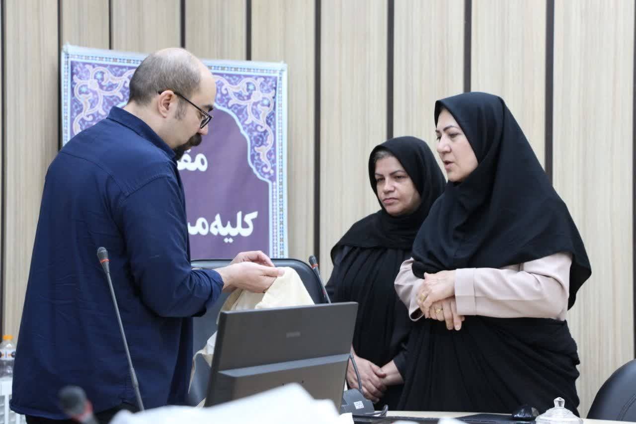 برگزاری کارگاه بررسی و نقد محصولات تولیدی هنرمندان صنایع‌دستی در اردکان