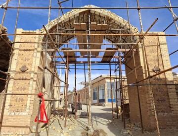 جداره سازی بافت و احیای دروازه قدیمی ازغند شهرستان مه ولات