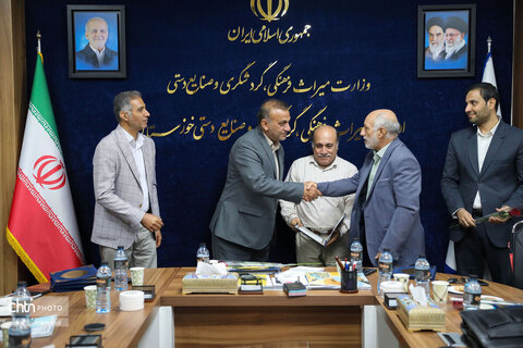 نشست صمیمانه مدیرکل میراث‌فرهنگی، گردشگری و صنایع‌دستی خوزستان با فعالان و دوستداران میراث فرهنگی