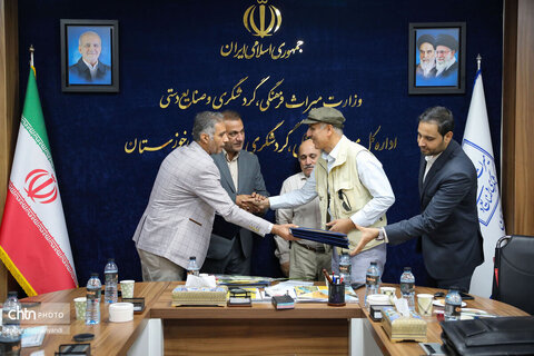 نشست صمیمانه مدیرکل میراث‌فرهنگی، گردشگری و صنایع‌دستی خوزستان با فعالان و دوستداران میراث فرهنگی