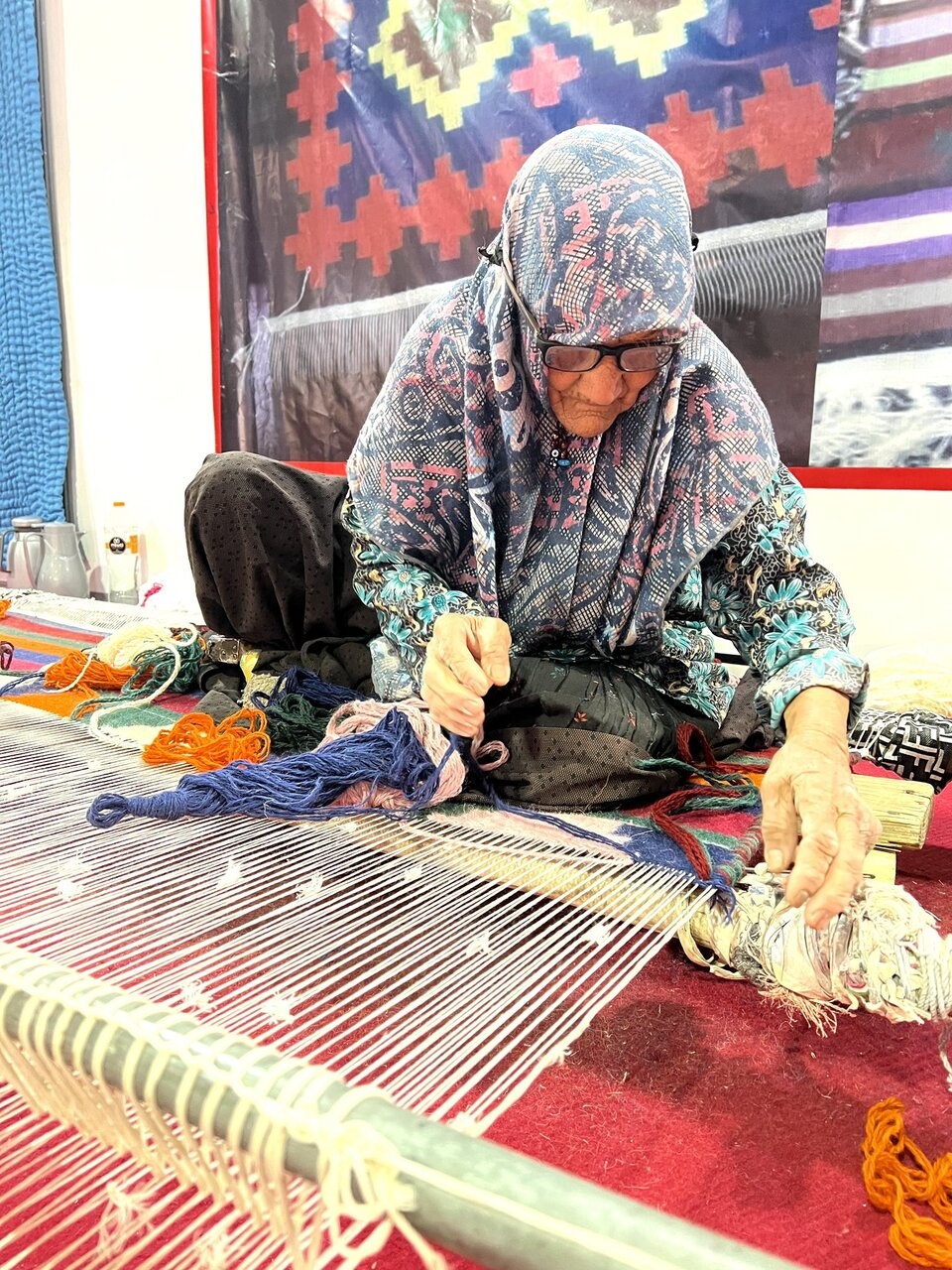 آوای دلنشین تاروپود گلیمبافی بانوی ۱۰۰ ساله ابرکوه