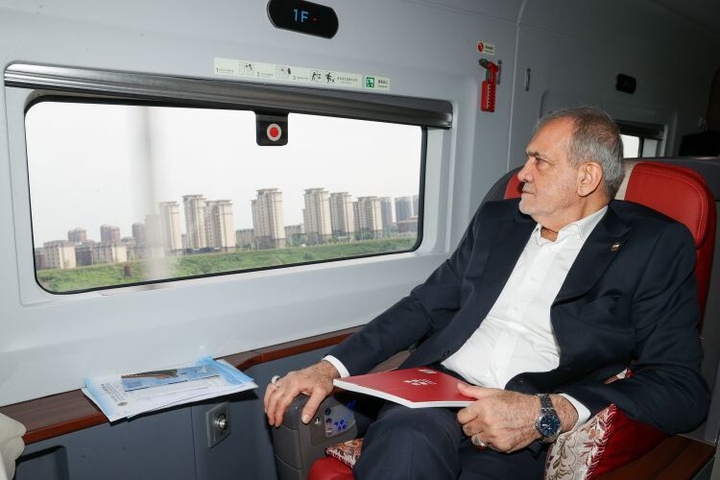 پزشکیان با قطار وارد پکن شد