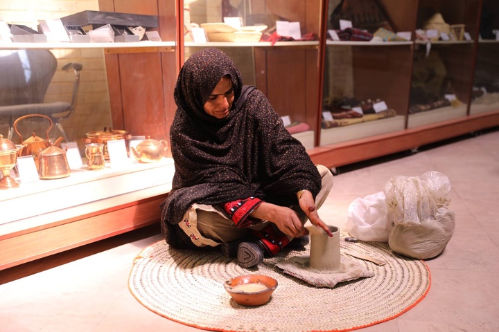 بازدید معاون صنایع‌دستی و هنرهای سنتی کشور از نمایشگاه هنرمندان  سیستان و بلوچستان