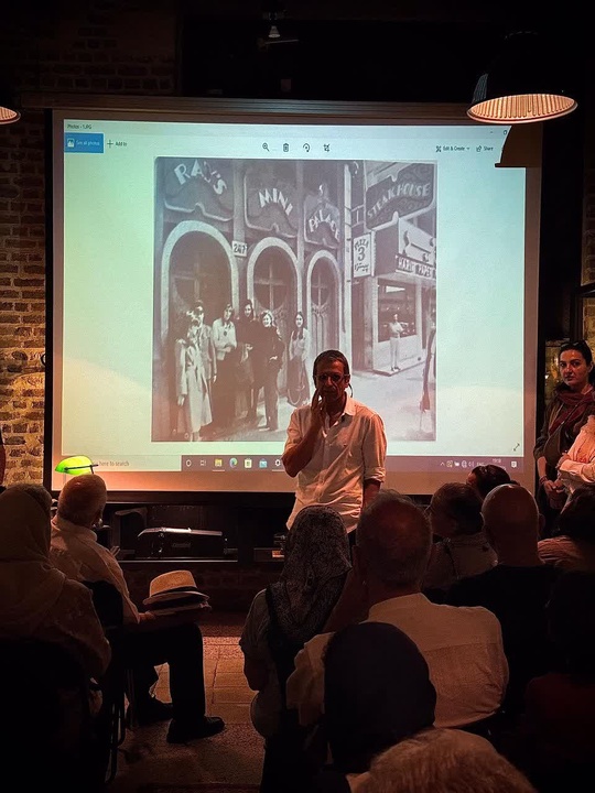 شنیدن قصه‌هایی از خیابان ویلا، به روایت یک کافه‌دار و راهنمای تور