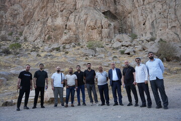 بازدید مدیران آژانس‌های گردشگری عراق از مجموعه جهانی بیستون / تحسین تاریخی و طبیعت