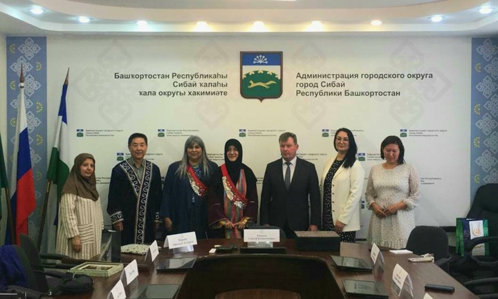 سیبای باشقیرستان میزبان ارزیابان شورای جهانی صنایع‌دستی و اهدای نماد شهروندی