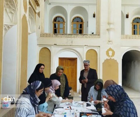 اولین کارگاه آموزشی سفال سنتی لعابدار در ابرکوه برگزار شد