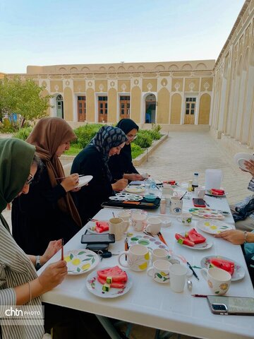 اولین کارگاه آموزشی سفال سنتی لعابدار در ابرکوه برگزار شد