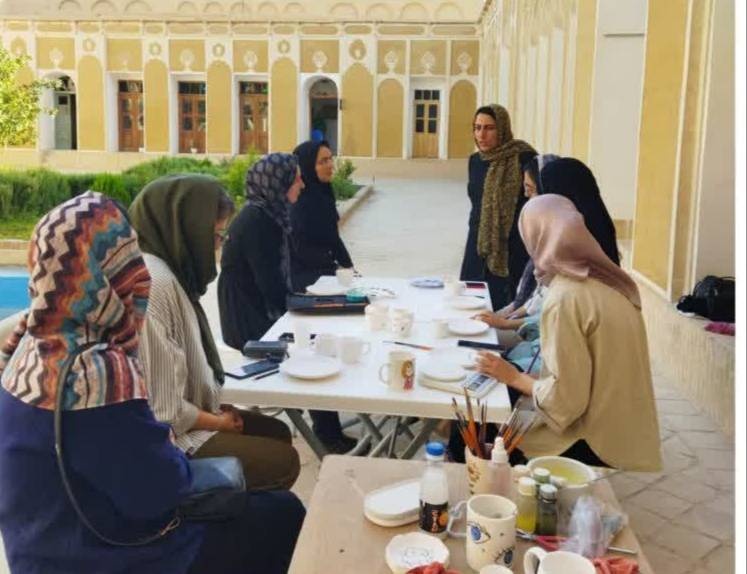 برگزاری اولین کارگاه آموزشی سفال سنتی لعابدار (نقاشی زیرلعابی) در ابرکوه