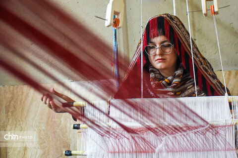 درخشش تار و پودهای اصالت؛ هنر ابریشم‌بافی رازوجرگلان