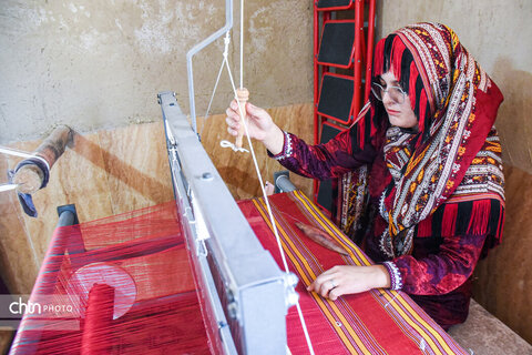 درخشش تار و پودهای اصالت؛ هنر ابریشم‌بافی رازوجرگلان