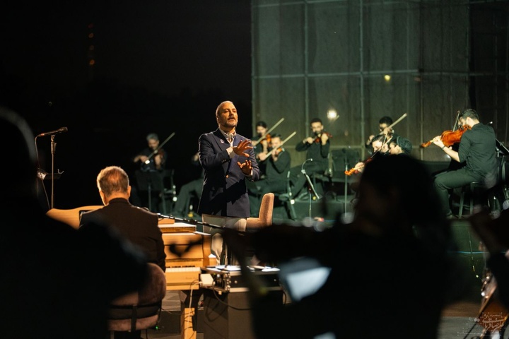 علیرضا قربانی برای ۱۰۰ هزار نفر می‌خواند